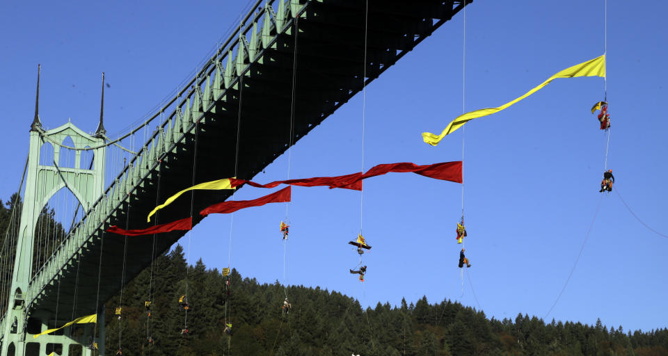 Activistas de Greepeace cuelgan de un puente en Portland para impedir el paso de un rompehielos de Shell. AP /Don Ryan