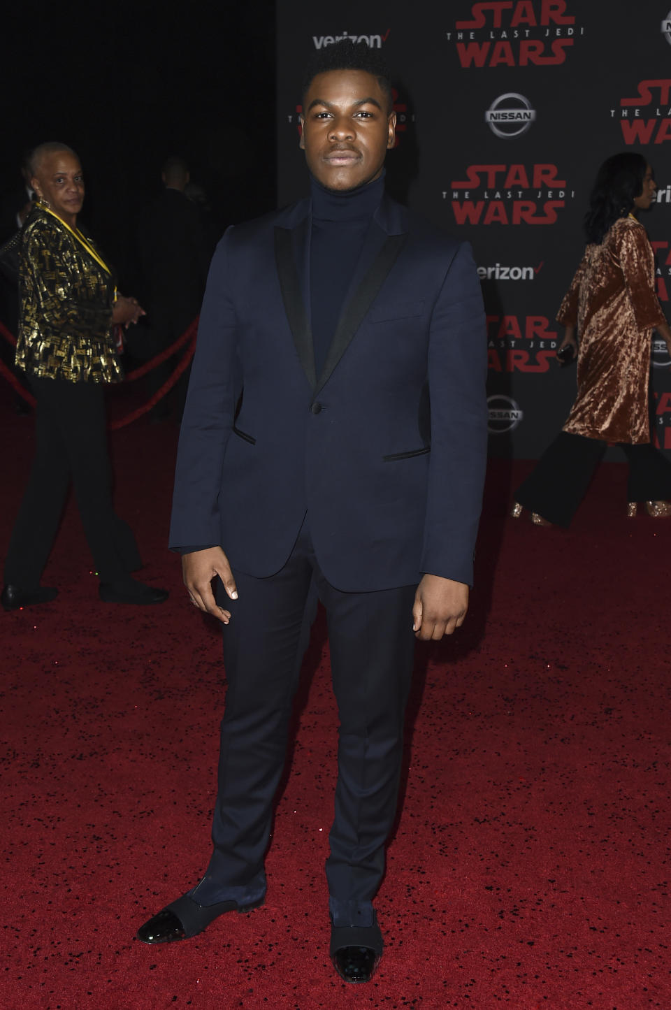 <p>Ein wenig zurückhaltender, aber farblich passend zu seiner Vorgängerin, erschien „Star Wars“-Schauspieler John Boyega. Er wählte einen dunkelblauen Anzug mit trendigem Rollkragenpullover, dazu dunkelblaue Businessschuhe mit Lackspitze. (Bild: AP Photo) </p>