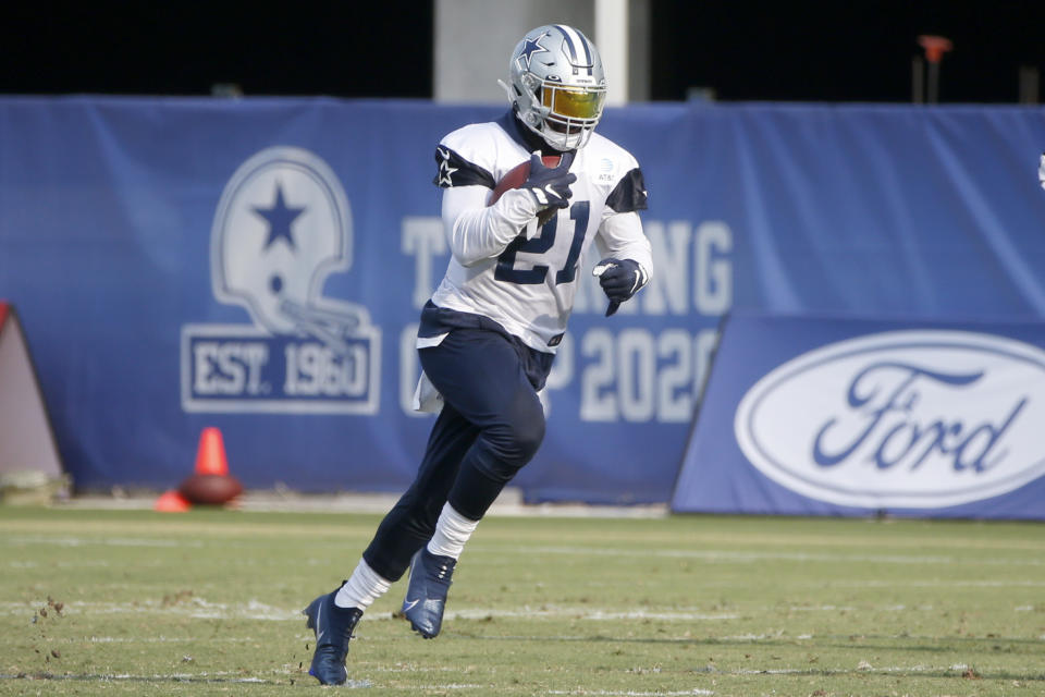 Ezekiel Elliott runs through a drill.