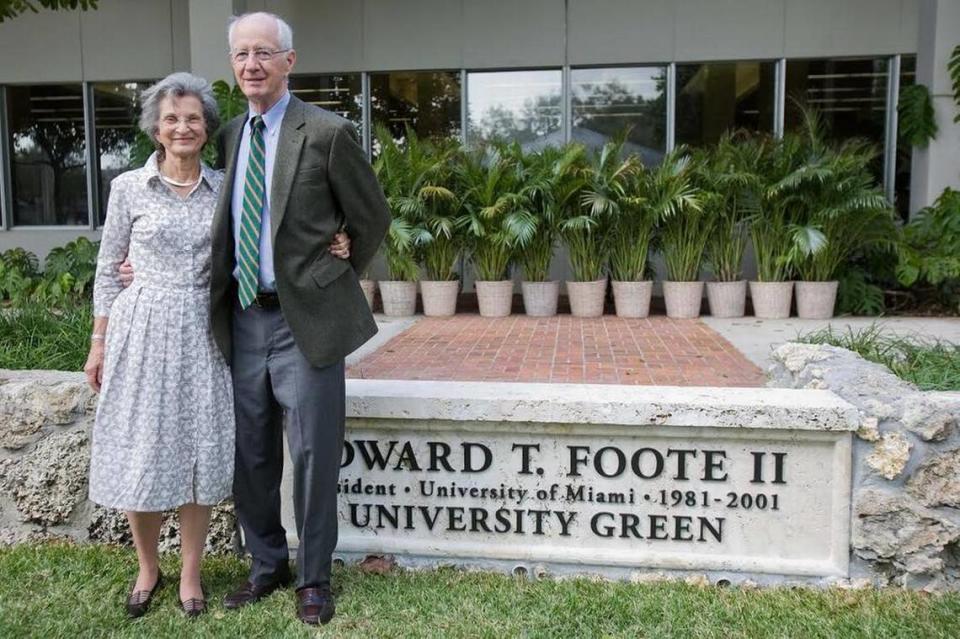 Foto de archivo de 2010: En honor a los 20 años de Edward T. Foote como presidente de la Universidad de Miami (UM), Foote (a la derecha, en la foto con su esposa Roberta "Bosey" Foote) fue homenajeado en 2010 con la dedicación de Foote's Green, una franja de pasto entre el centro de estudiantes y la biblioteca en donde presidió las ceremonias de graduación. La misión de Bosey Foote era convertir UM en un "campus en un jardín tropical" y apoyó John C. Gifford Arboretum de la universidad, una colección de plantas y árboles raros, así como el embellecimiento del campus con exuberantes jardines.