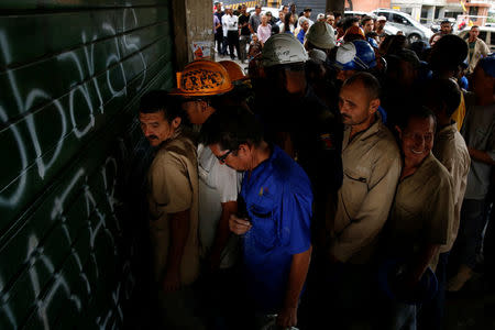 People queue as they try to buy bread outside a bakery in Caracas, Venezuela July 21, 2016. REUTERS/Carlos Garcia Rawlins