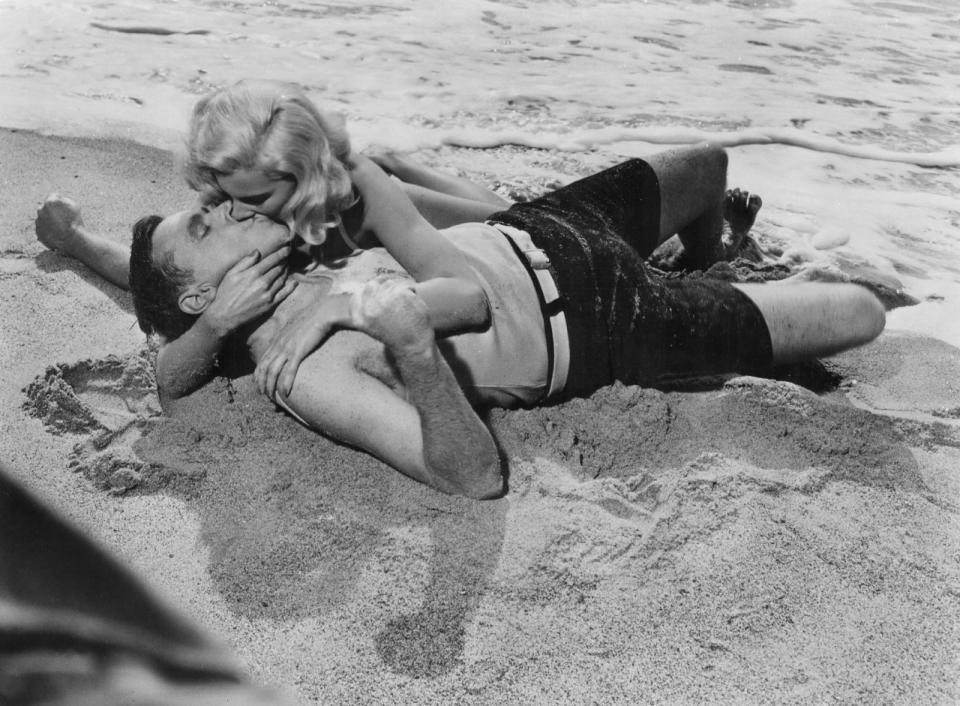 Küssen muss nicht zwingend eine todernste Angelegenheit sein - es geht auch mit Humor. Vor allem, wenn Komödienspezialist Billy Wilder im Spiel ist. Dolores Rosedales und Tom Ewells passionierter Nahkampf im Sand ist eine Parodie auf eine andere berühmte Kussszene der Filmgeschichte: die aus dem Militärdrama "Verdammt in alle Ewigkeit" (1953). (Bild: Hulton Archive/Getty Images)