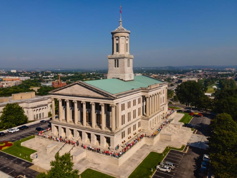 El Capitolio de Tennessee, en Nashville, rodeado por activistas el 21 de agosto de 2023, antes de una sesión especial después de un tiroteo en una escuela (Jon Cherry)