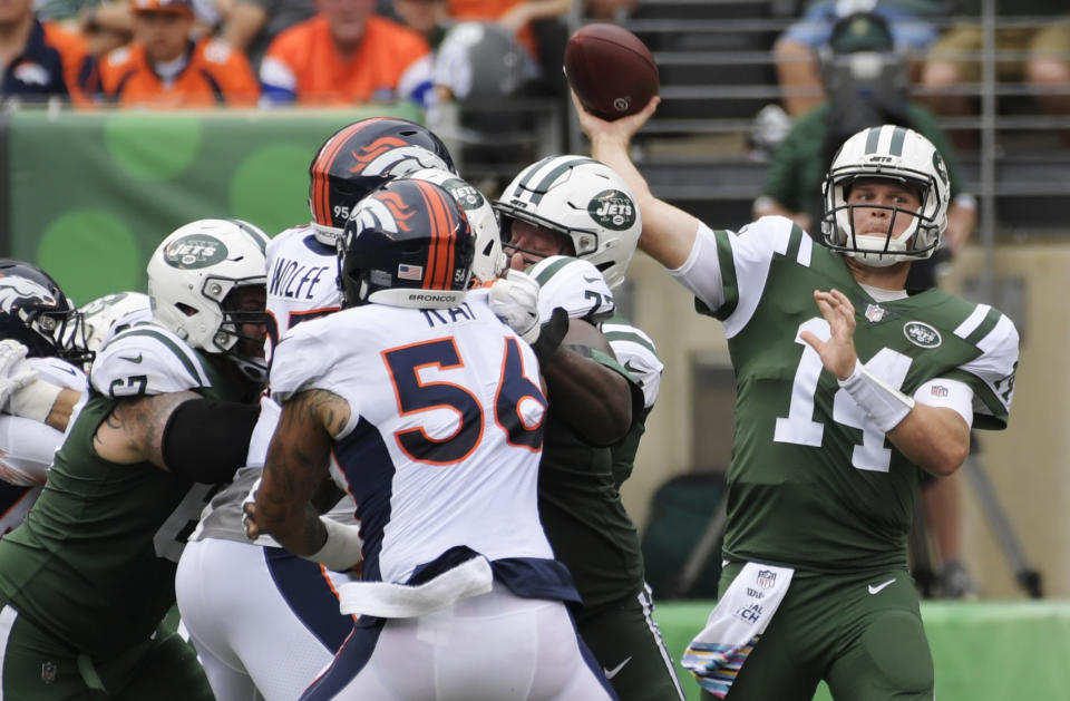 New York Jets' Sam Darnold (14) throws a pass to Robby Anderson (11) for a touchdown during the first half of an NFL football game against the Denver Broncos Sunday, Oct. 7, 2018, in East Rutherford, N.J. (AP Photo/Bill Kostroun)