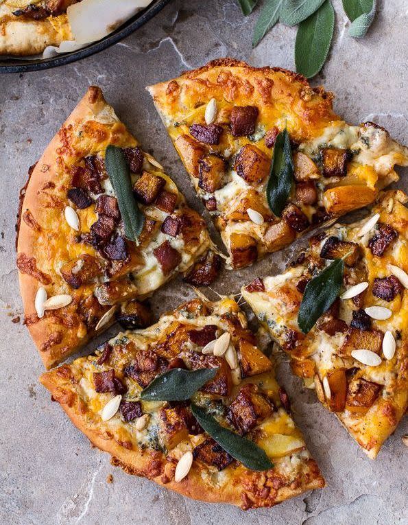 <p>La courge associée au fromage bleu fait des ravages sur une simple pâte à pizza. A tester de toute urgence.</p><p><b>Comment on fait ?</b> On étale sur de la pâte à pizza des oignons et du bacon caramélisés, des cubes de butternut rôtis, du cheddar, des tranches de pomme et du fromage bleu avant d’enfourner.</p><p>Découvrez aussi la recette de la <a href="https://www.elle.fr/Elle-a-Table/Recettes-de-cuisine/Pizza-au-potiron-au-bleu-et-aux-epinards-de-Trish-Deseine-2852048" rel="nofollow noopener" target="_blank" data-ylk="slk:Pizza au potiron, au bleu et aux épinards;elm:context_link;itc:0;sec:content-canvas" class="link ">Pizza au potiron, au bleu et aux épinards</a></p><br>