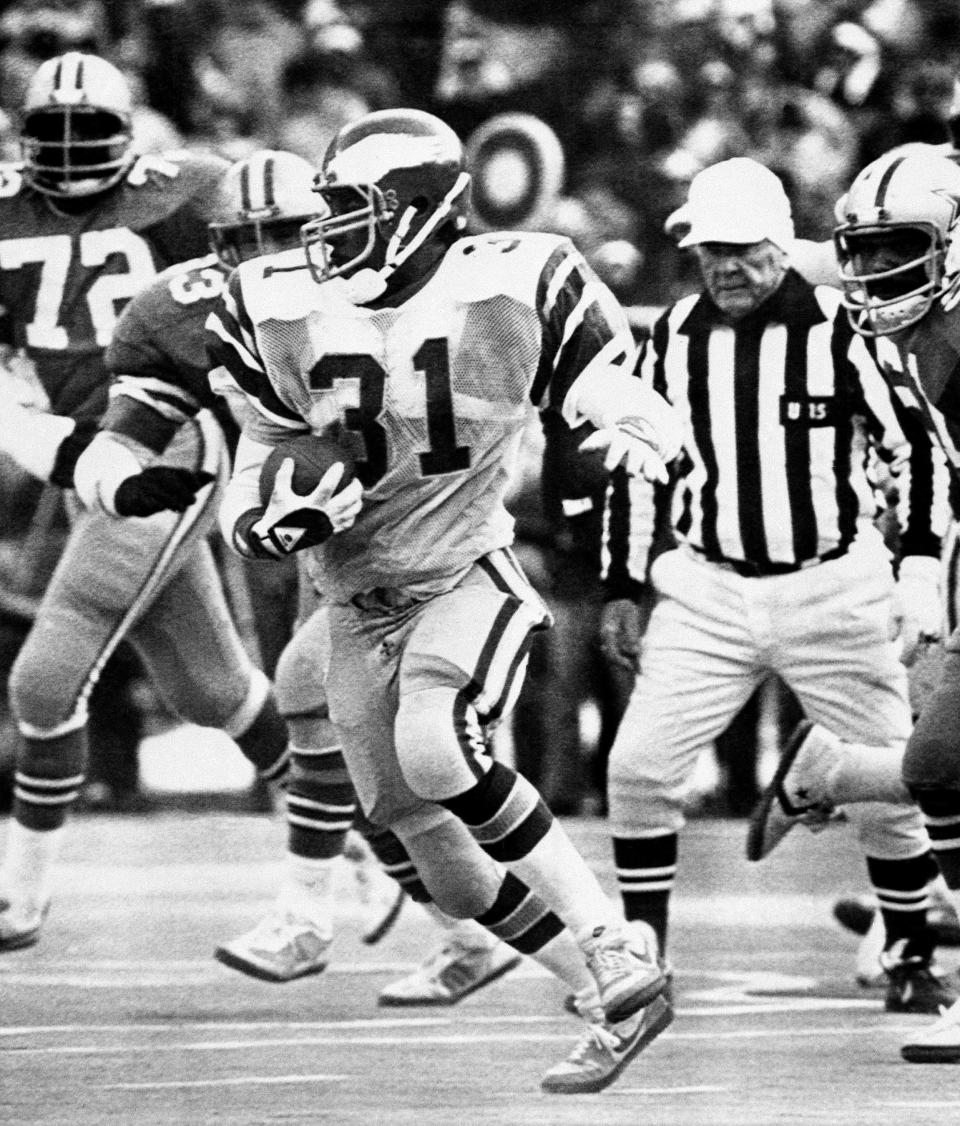 Eagles Wilbert Montgomery breaks away from Dallas Cowboys defenders to pick up more yardage in the NFC championship game in Philadelphia, Jan. 11, 1981.