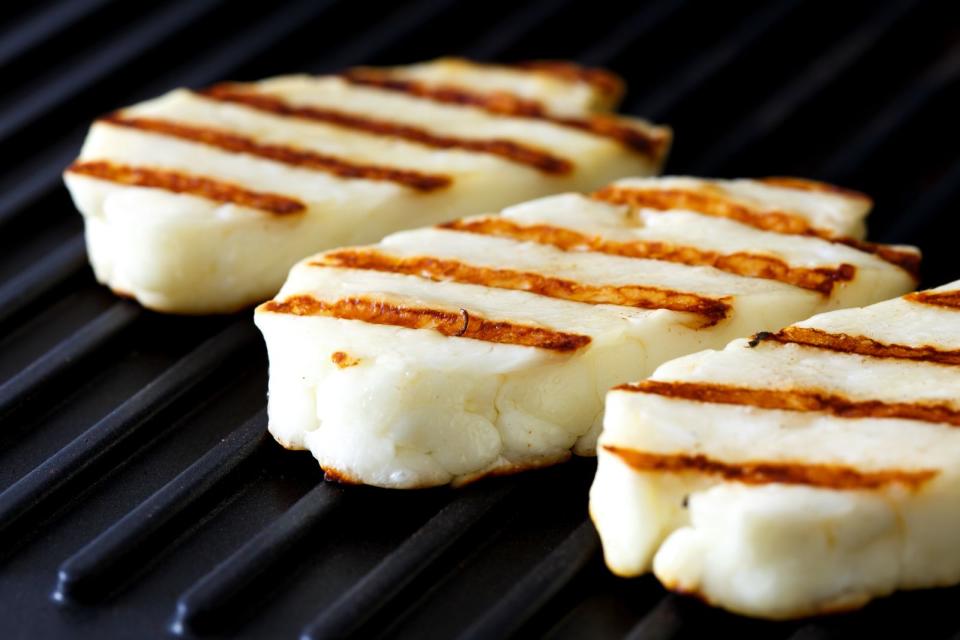 Haben Sie sich für die Käsevariante entschieden, können Sie entweder ein fertiges Produkt wählen oder Sie marinieren selbst. Sehr gut für den Grill geeignet ist der zypriotische Halloumi. Der Vorteil: Der Käse schmilzt und zerläuft nicht, Sie vermeiden eine Sauerei auf dem Grillrost. Schneiden Sie den Käse in dünne Scheiben und legen Sie ihn in einer Marinade aus Olivenöl, Zitronensaft, Knoblauch und frischen Kräutern wie Minze, Thymian oder Koriander ein. (Bild: iStock / etiennevoss)