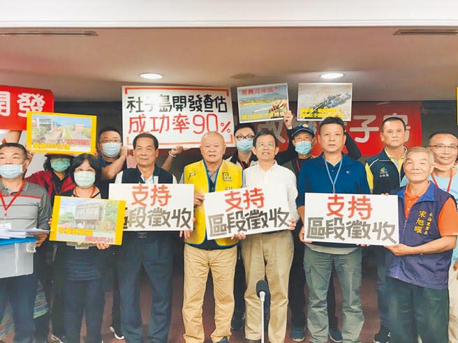 北市議員陳政忠（前排白衣者）與社子島居民權益促進會、里長居民到議會力挺市府加速推動社子島開發案。（張穎齊攝）