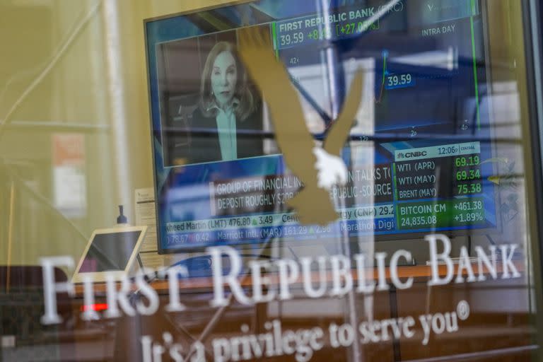 El First Republic Bank recibió la ayuda de 11 entidades financieras. (AP Photo/Mary Altaffer)