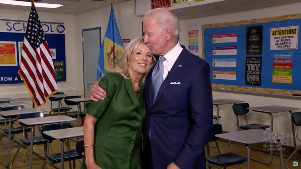 El candidato presidencial demócrata Joe Biden y su esposa Jill Biden tras un mensaje por videoconferencia en la Convención Nacional Demócrata en agosto de 2020. Biden ganó la presidencia en la elección del 3 de noviembre. (Reuters)