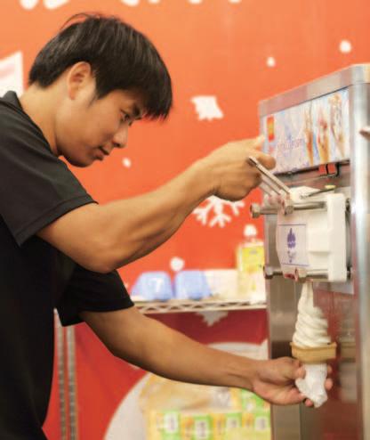 老牌食品大廠義美食品進駐，除霜 淇淋也販售義美冰淇淋。霜淇淋25元／口感綿密。