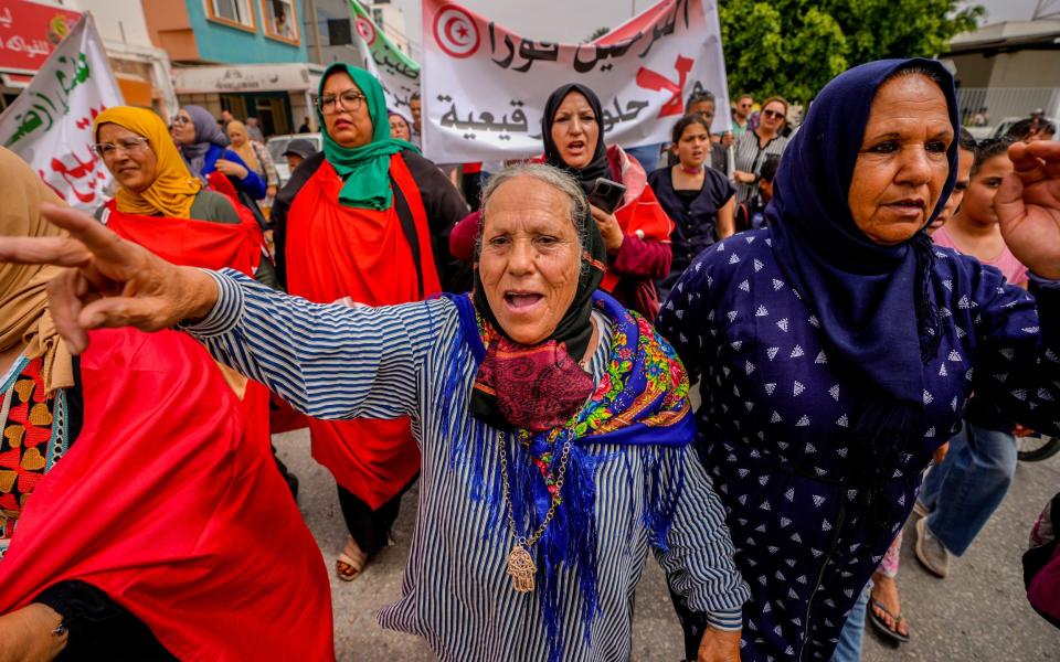 Tunisians protesters demand a solution to the African migrant crisis