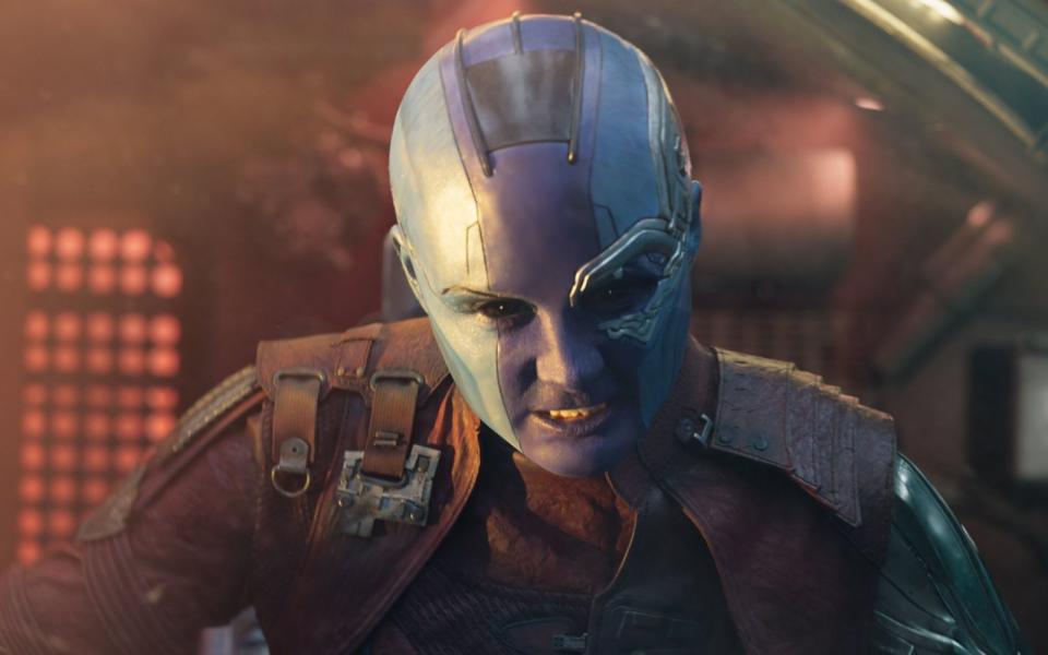 Nebula (Karen Gillan), seit "Guardians of the Galaxy" (2014) Teil des MCU, ist ebenfalls eine Ziehtochter von Thanos. Nach jahrelangen Streitereien verbündet sie sich mit ihrer Schwester Gamora (Zoe Saldana) und kämpft mit ihr gegen den lila Schurken. (Bild: Marvel Studios 2017)