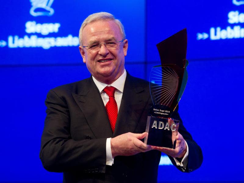 VW-Chef Martin Winterkorn hält den "Gelben Engel 2014" in den Händen - doch der Sieg des VW-Golf in der Kategorie "Lieblingsauto" war manipuliert. Foto: Tobias Hase