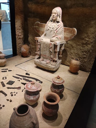 Dama de Baza y ajuar de la tumba 155 de la necrópolis de Basti. Museo Arqueológico Nacional. <a href="https://commons.wikimedia.org/wiki/File:Dama_de_Baza_y_ajuar_de_la_tumba_155_de_la_necr%C3%B3polis_de_Basti.jpg" rel="nofollow noopener" target="_blank" data-ylk="slk:ANAGSPC/Wikimedia Commons;elm:context_link;itc:0;sec:content-canvas" class="link ">ANAGSPC/Wikimedia Commons</a>, <a href="http://creativecommons.org/licenses/by-sa/4.0/" rel="nofollow noopener" target="_blank" data-ylk="slk:CC BY-SA;elm:context_link;itc:0;sec:content-canvas" class="link ">CC BY-SA</a>