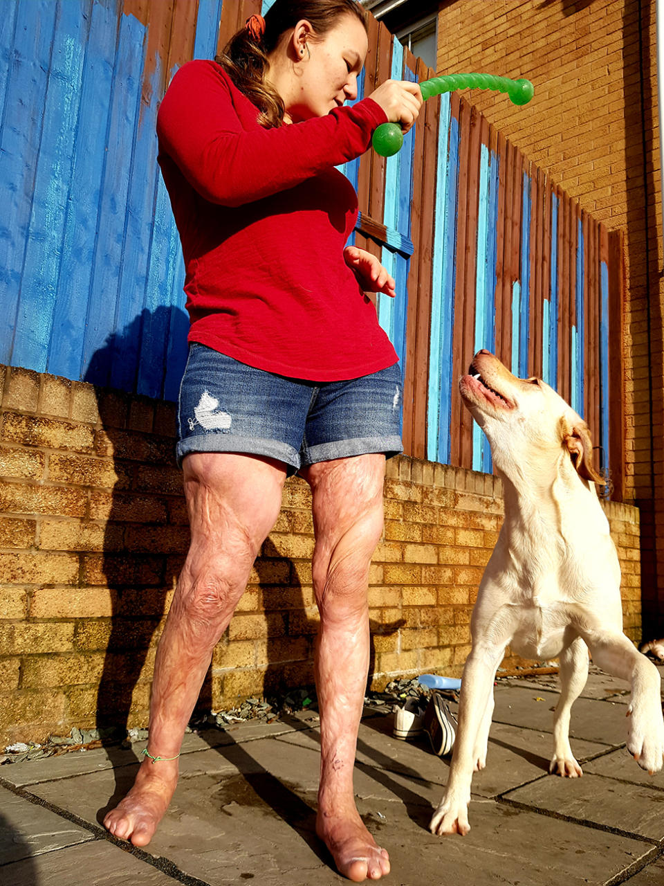 Laura jugando con su perro