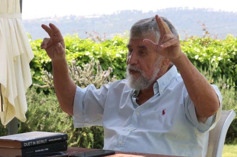 El escritor israelí y exagente del Mosad Mishka Ben-David, fotografiado en su casa en Ramat Raziel el 15 de abril de 2024 (Gil Cohen-Magen)