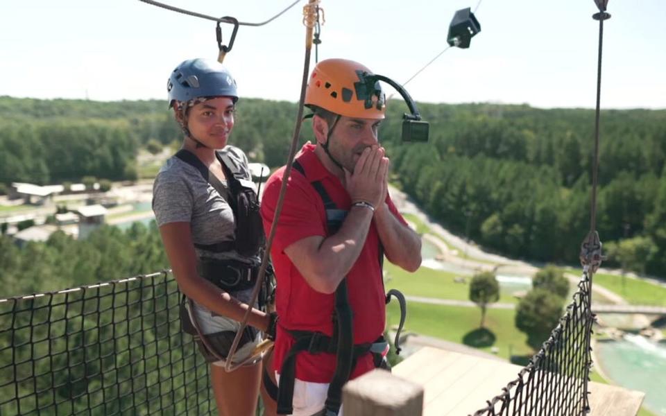 "Mir ist schwarz vor den Augen": Ali Güngörmüs präsentierte sich vor seinem Sprung voller Selbstbewusstsein. Doch der Blick nach unten setzt Urängste frei. (Bild: Kabel Eins)