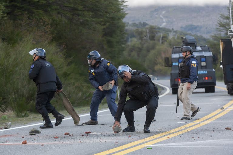 La policía retira piedras del camino colocadas por indígenas mapuches, cerca de Villa Mascardi