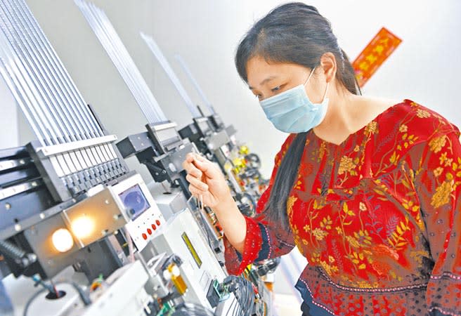 6月16日，廣東博威爾電子科技有限公司的6台燒錄機處於滿負荷工作狀態。（文波攝）