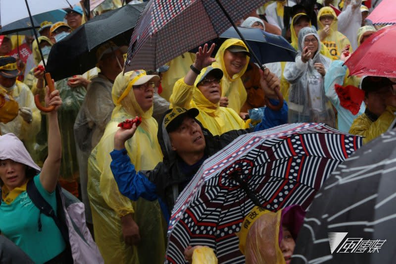 20170615-全國公務人員協會，並舉行大遊行，儘管風雨連連，仍號召3萬人參加，總統府前戒備森嚴。郝龍斌到場支持。（顏振凱攝）
