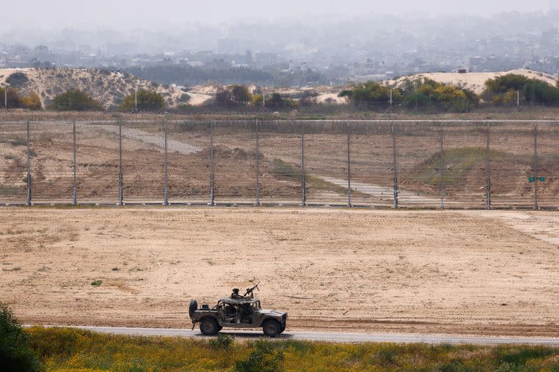 Soldados israelíes viajan en un jeep militar a lo largo de la frontera entre Israel y Gaza, en medio del conflicto en curso entre Israel y el grupo islamista palestino Hamás, en Israel