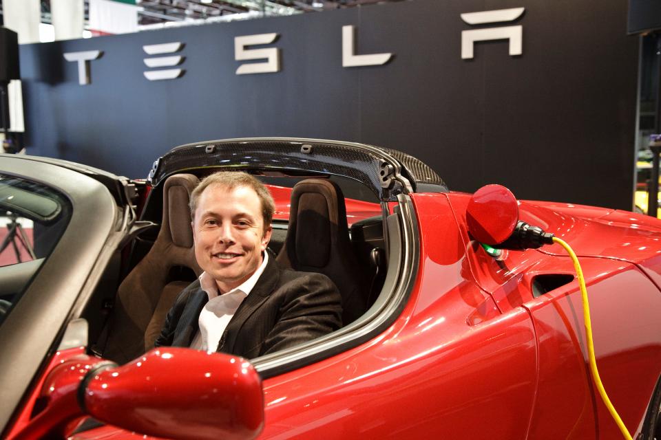 Elon Musk en un Tesla Roadster.