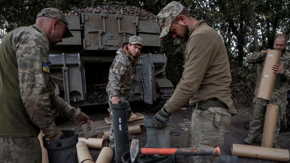 Ukrainian servicemen prepare to fire a M109 self-propelled howitzer towards Russian troops, amid Russia's attack on Ukraine, in Donetsk region, Ukraine September 11, 2023. - Anna Voitenko/Reuters