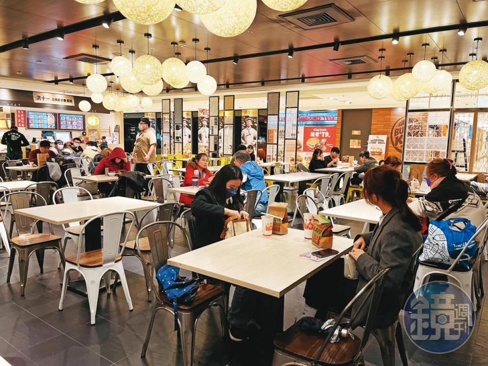 微風將台北車站二樓商場打造成時尚美食街，成功讓昏暗的車站改頭換面。