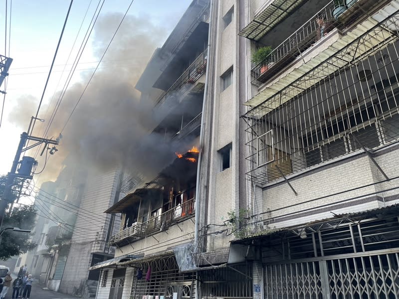 基隆民宅火警  1男子救出送醫不治基隆市七堵區明德二路一棟民宅2樓2日下午發生火警，濃煙及火舌不斷竄出，消防局獲報後立即前往馳援，並在客廳救出一名男子，但已失去生命徵象，送醫搶救但不治。（中央社／讀者提供）