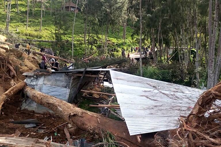 Esta imagen muestra una casa derruida en el lugar donde se produjo un corrimiento de tierras en la aldea de Yambali, en la región de Maip Mulitaka, en la provincia de Enga, Papúa Nueva Guinea, el 25 de mayo de 2024. 