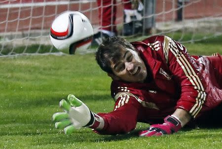 Iker Casillas saves a ball during a training session at Soccer City grounds in Las Rozas, near Madrid, November 11, 2014. REUTERS/Sergio Perez