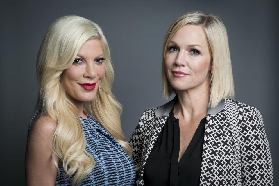 <p>Sie waren ohne Frage die Hingucker der Serie, vor allem für die männlichen Zuschauer. Die beiden Blondinen Jennie Garth und Tori Spelling wickelten in der Serie gerne Jungs um den Finger – und die ließen sich das nur zu gerne gefallen. (Bild: AP Photo)</p>