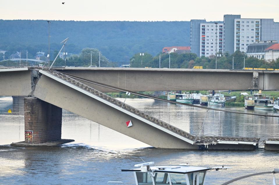 德國德勒斯登橫跨易北河的卡蘿拉公路大橋，9月11日凌晨突然垮掉一截，幸無人傷亡。路透社