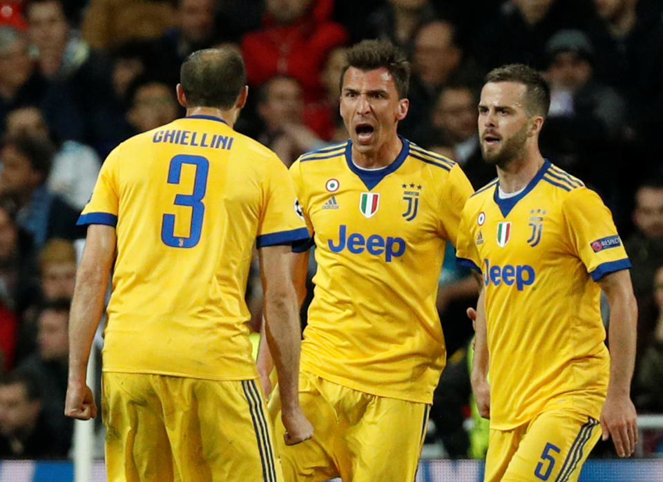 <p>Soccer Football – Champions League Quarter Final Second Leg – Real Madrid vs Juventus – Santiago Bernabeu, Madrid, Spain – April 11, 2018 Juventus’ Mario Mandzukic celebrates scoring their second goal with team mates REUTERS/Paul Hanna </p>