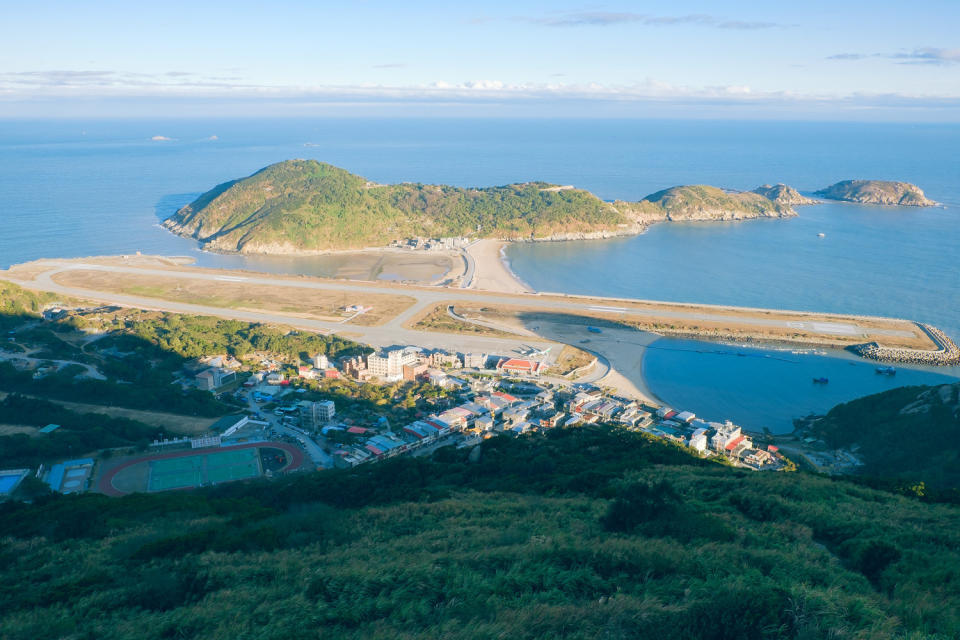 壁山觀景台有180度視野，可俯瞰機場、馬祖外海列島。 圖：謝佳真／攝