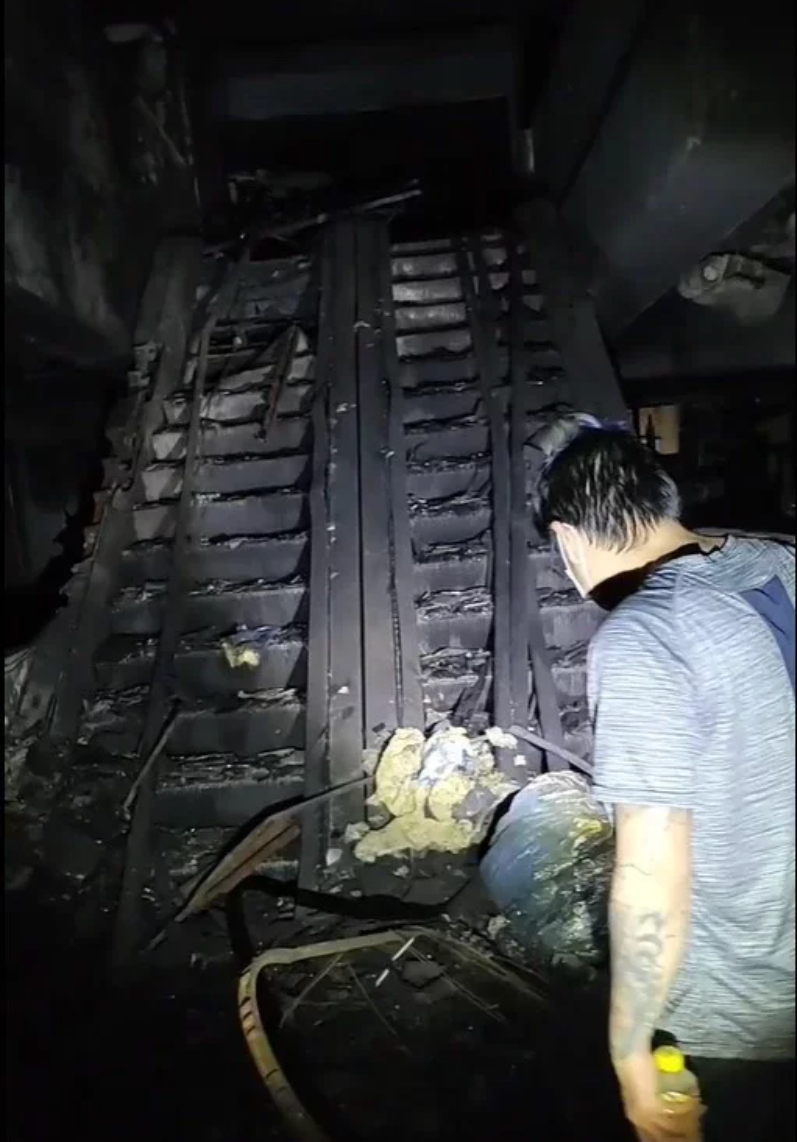 事故現場一片狼籍，電扶梯也被燒得焦黑。（翻攝自臉書）