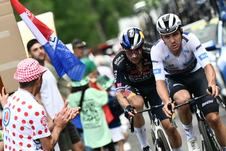 Le coureur belge Remco Evenepoel et le Slovène Primoz Roglic lors de la 11e étape du Tour de France, entre Évaux-les-Bains and Le Lioran, le 10 juillet 2024 (Marco BERTORELLO)