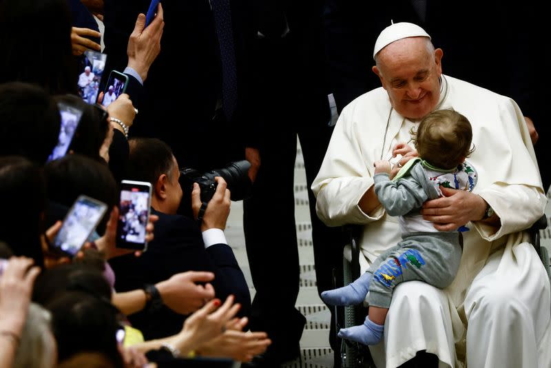 Pope Francis meets with Rho's parishes faithful at Vatican