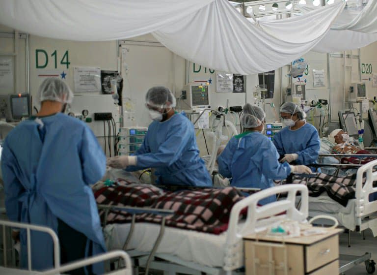 Des soignants s'occupent de malades du Covid-19 dans un hôpital de campagne à Belem (Brésil), le 3 décembre 2020 - TARSO SARRAF © 2019 AFP