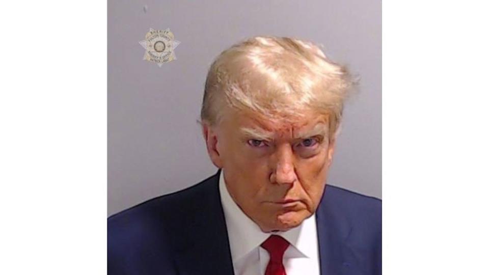 Foto policial del ex presidente Donald Trump tomada el 24 de agosto de 2023.