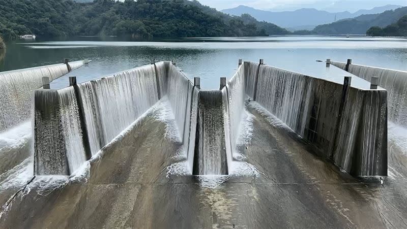 上游集水區持續進帳，預計鯉魚潭水庫這周都看得到溢流美景。（圖／翻攝畫面）