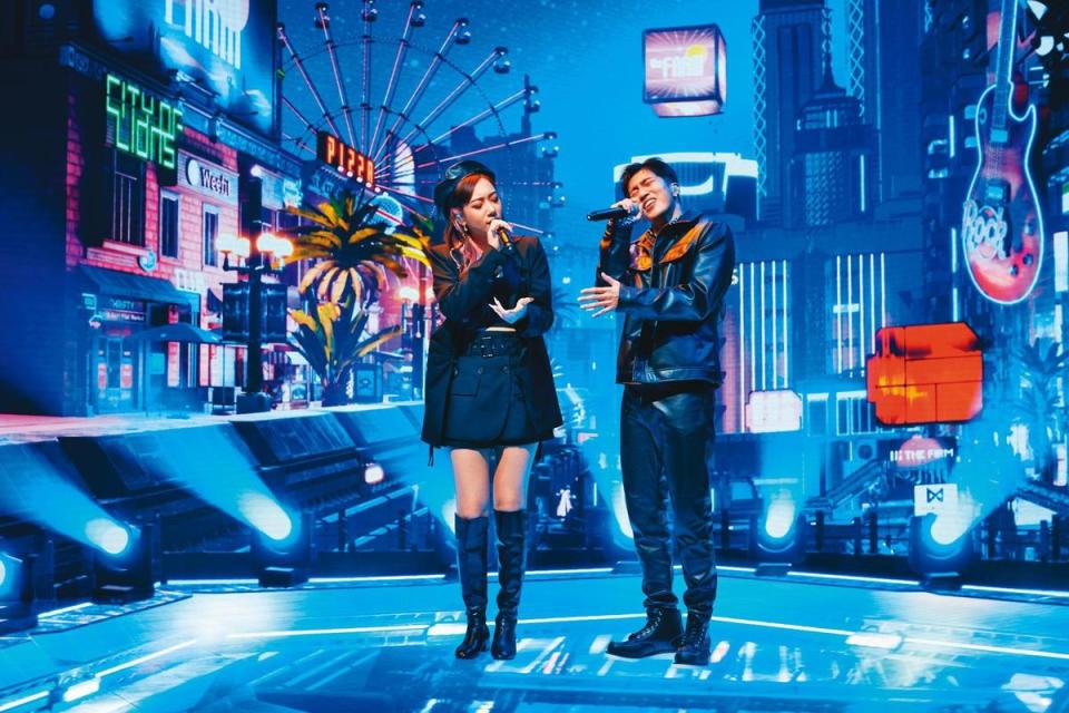 全台首檔XR虛擬實景的線上音樂節目「在田星球」，由歌手吳卓源（左）和婁峻碩（右）打頭陣。（KKFARM提供）