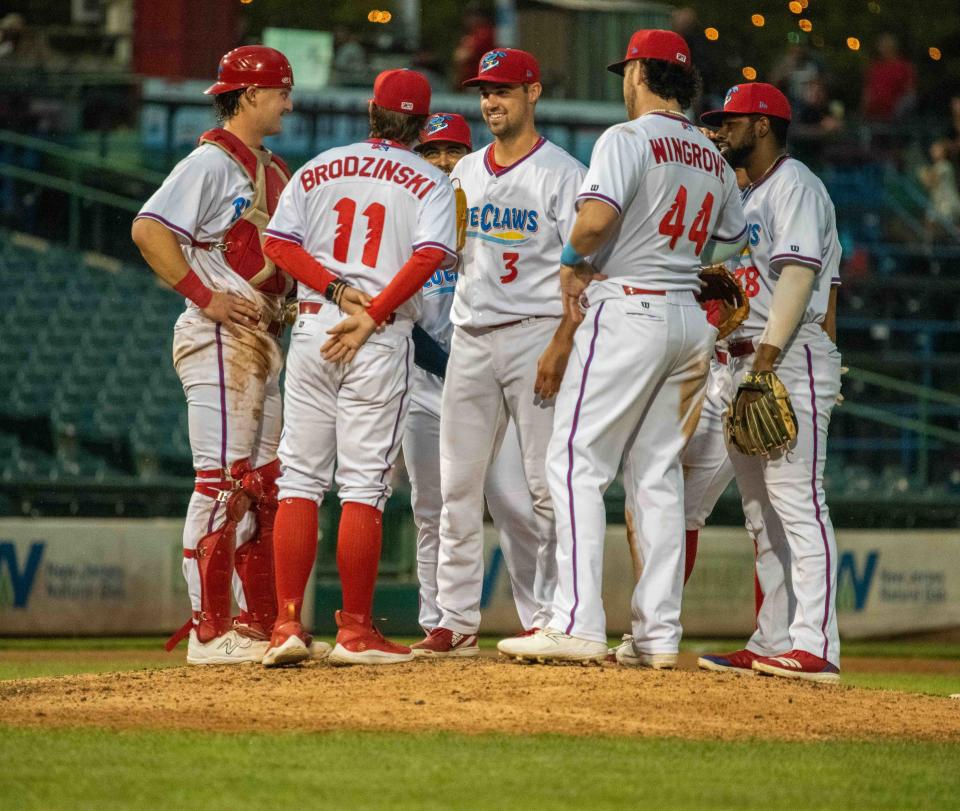 Blue Claws players at the pitchers mound