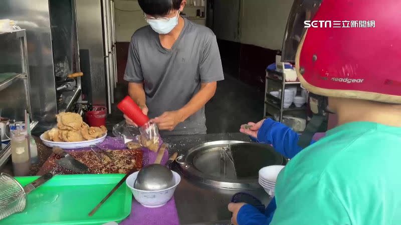 屏東銅板美食香酥豬排，單買只要15元。