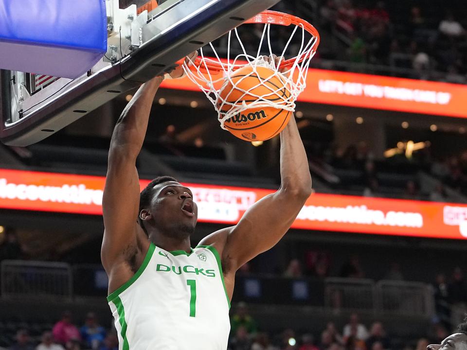 Oregon Ducks center N'Faly Dante (1) dunks against the Washington State Cougars during the first half at T-Mobile Arena March 9, 2023.