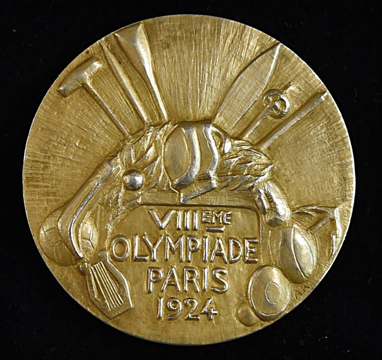 Imagen de una medalla de oro recibida por un futbolista uruguayo en los Juegos Olímpicos de París 1924, tomada en Montevideo el 19 de marzo de 2019. (MIGUEL ROJO)