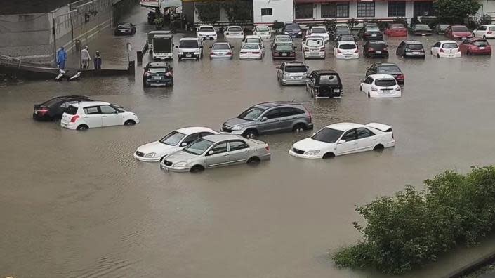 中南部慘變「凱米水世界」高雄重創　暴雨猛灌2天「超扯畫面曝」竟紫到發黑