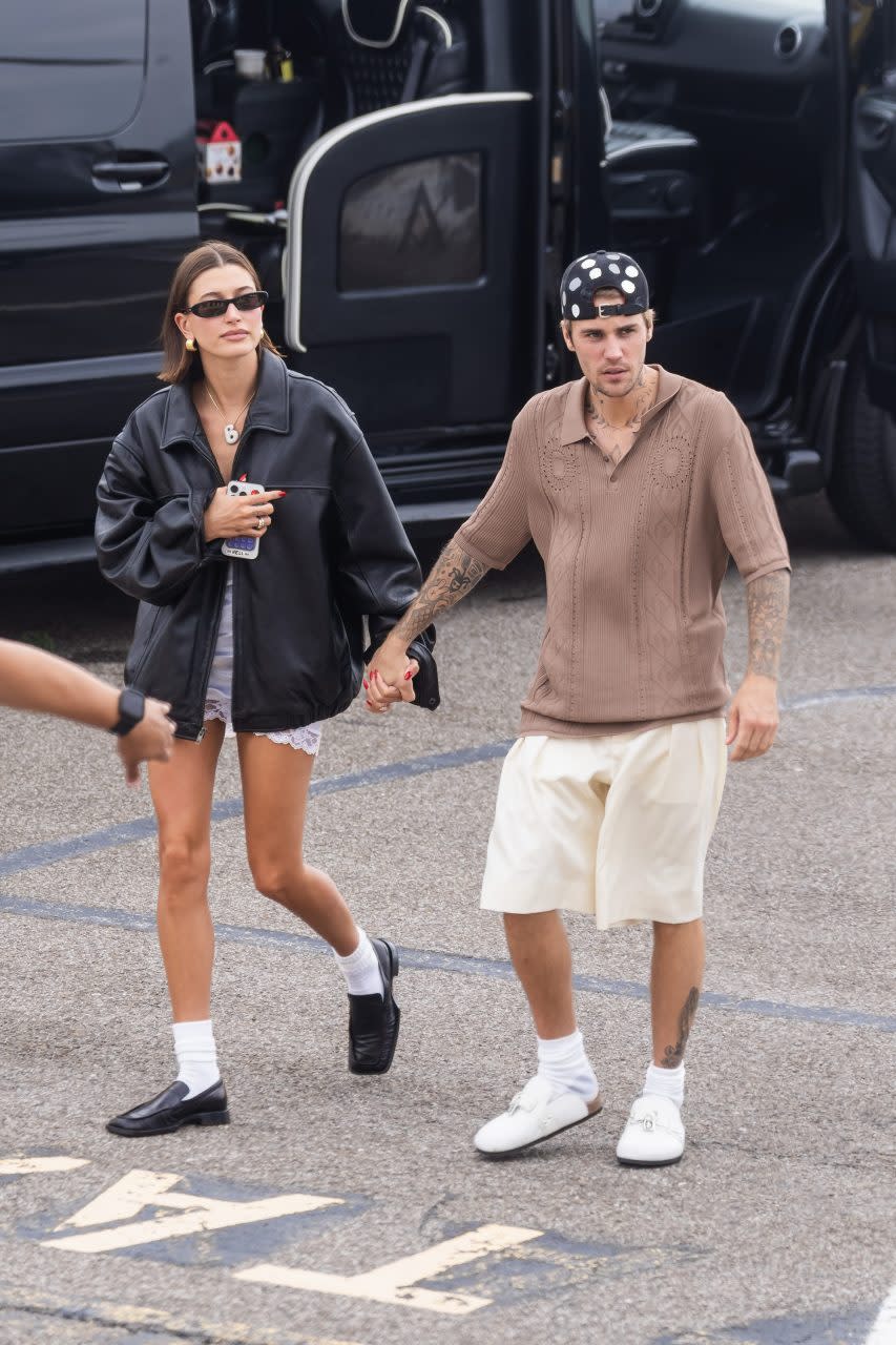 NEW YORK, NEW YORK - AUGUST 29: Hailey Bieber (L) and Justin Bieber are seen at the Westside Heliport on August 29, 2023 in New York City. (Photo by Gotham/GC Images)