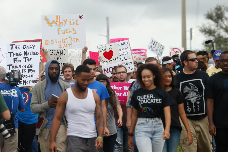 <p>Demonstrators gather at the site of a planned speech by white nationalist Richard Spencer, who popularized the term ‘alt-right’, at the University of Florida campus on Oct.19, 2017 in Gainesville, Fla. (Photo: Brian Blanco/Getty Images) </p>